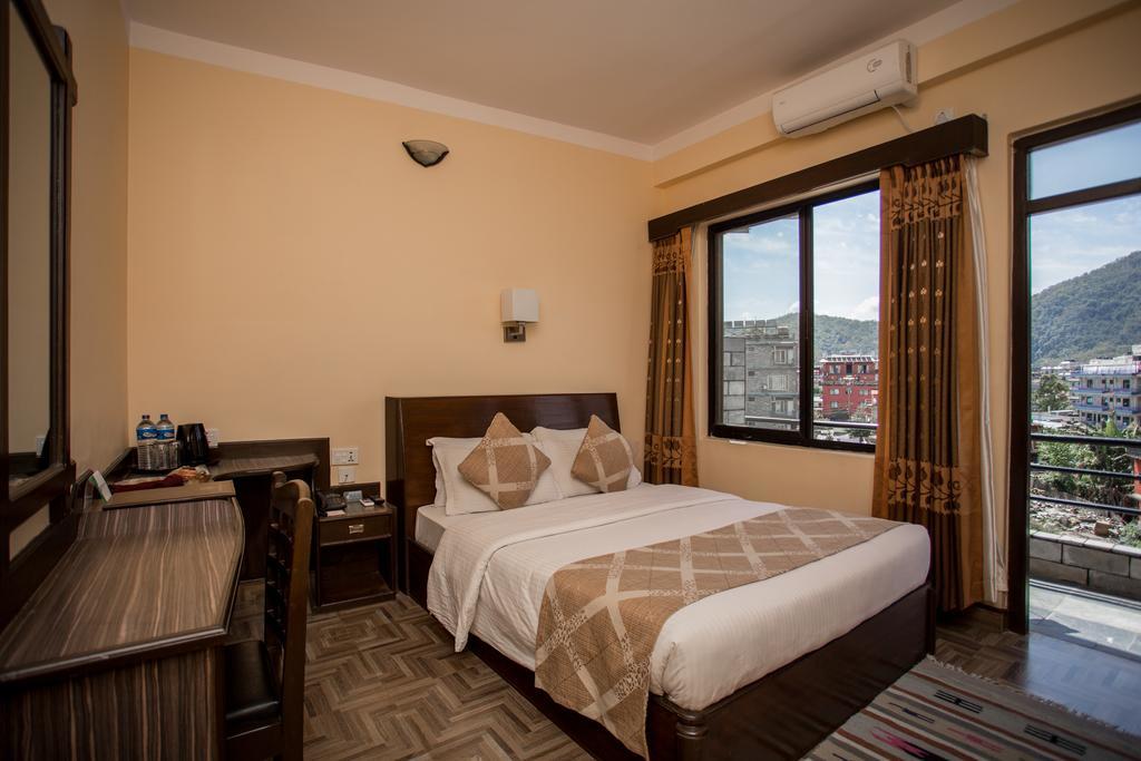 Hotel Peninsula Pokhara Buitenkant foto