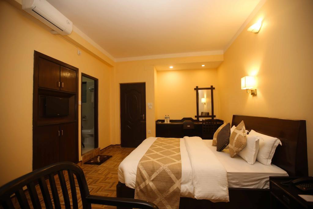 Hotel Peninsula Pokhara Buitenkant foto