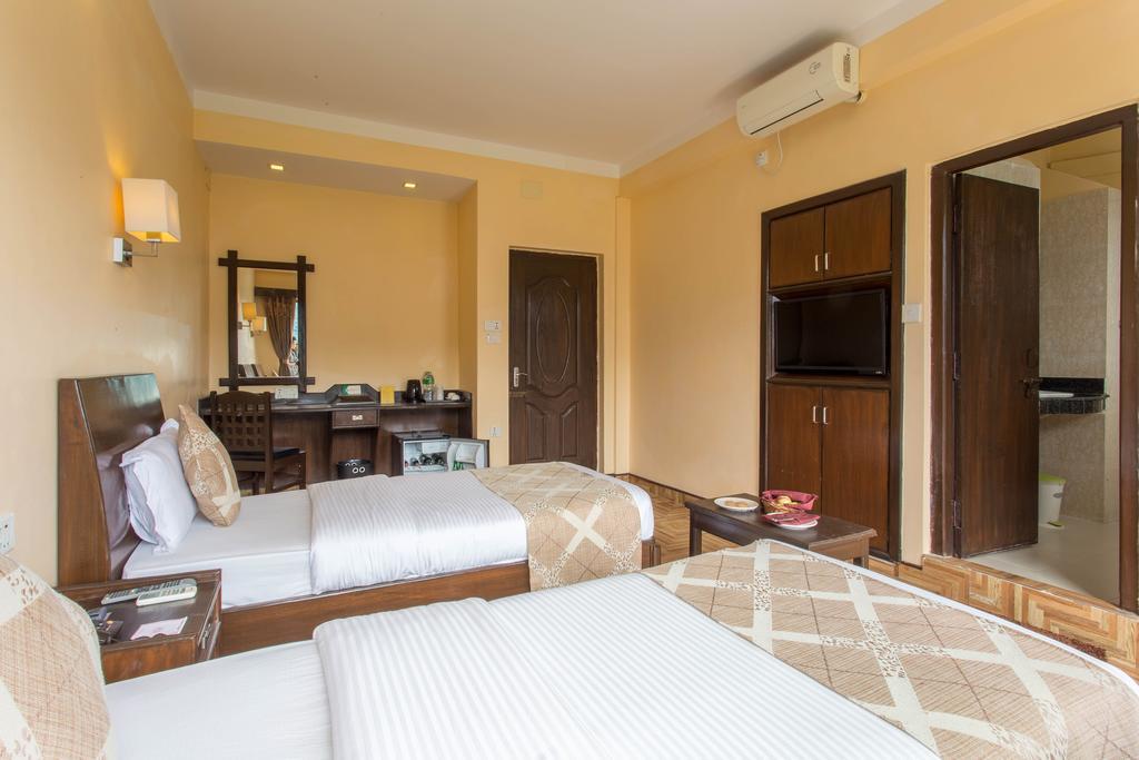 Hotel Peninsula Pokhara Buitenkant foto