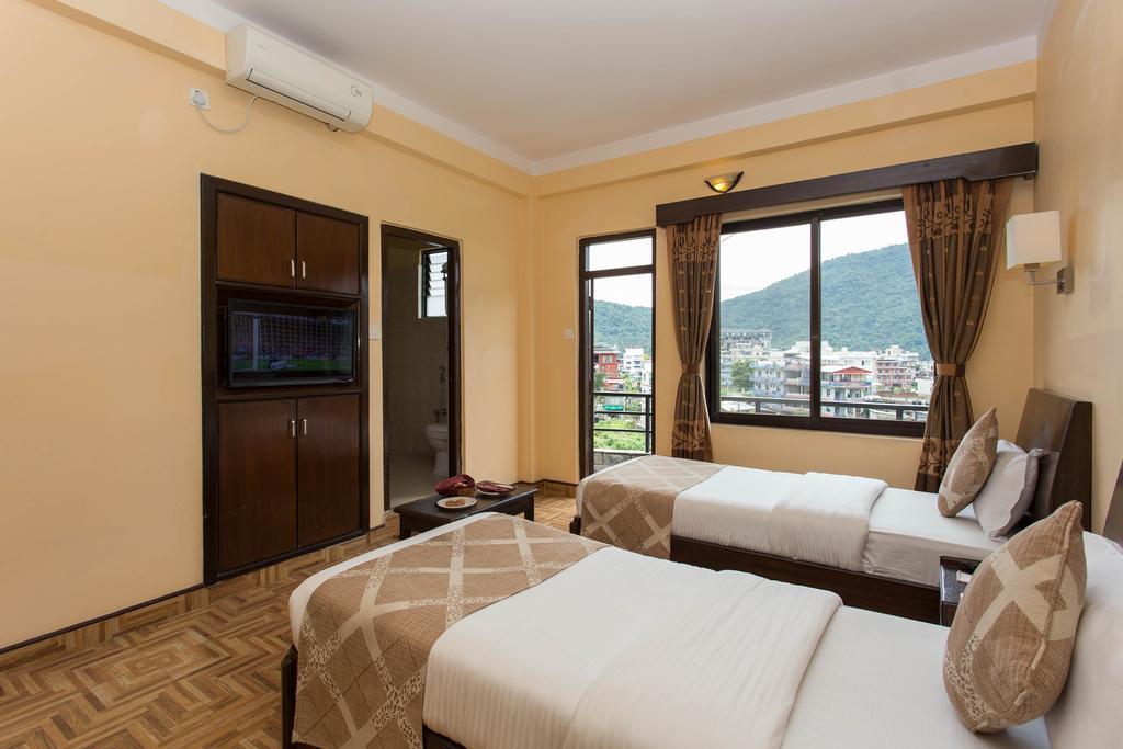 Hotel Peninsula Pokhara Buitenkant foto