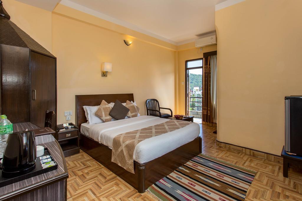 Hotel Peninsula Pokhara Buitenkant foto