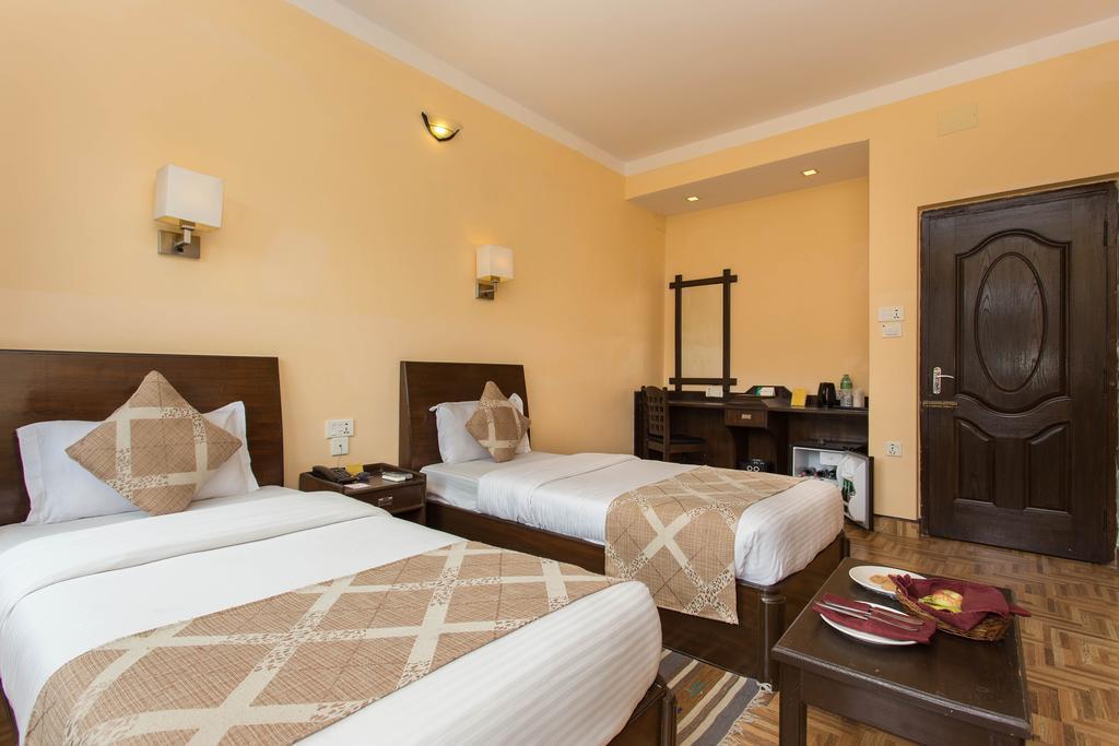 Hotel Peninsula Pokhara Buitenkant foto