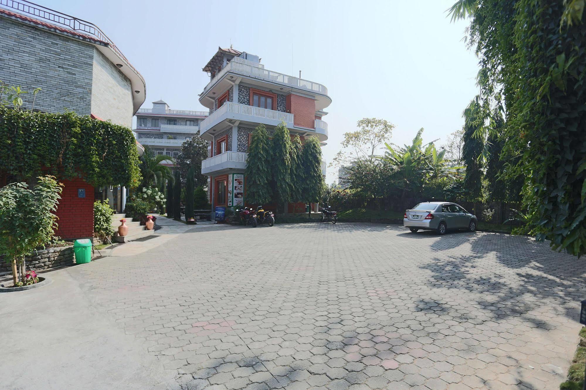 Hotel Peninsula Pokhara Buitenkant foto