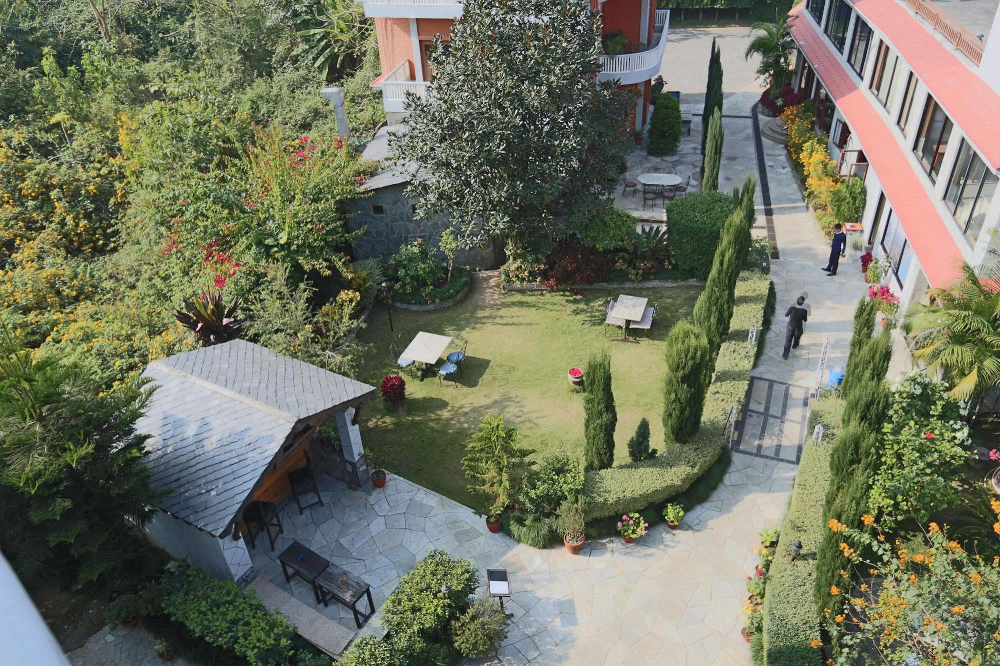 Hotel Peninsula Pokhara Buitenkant foto