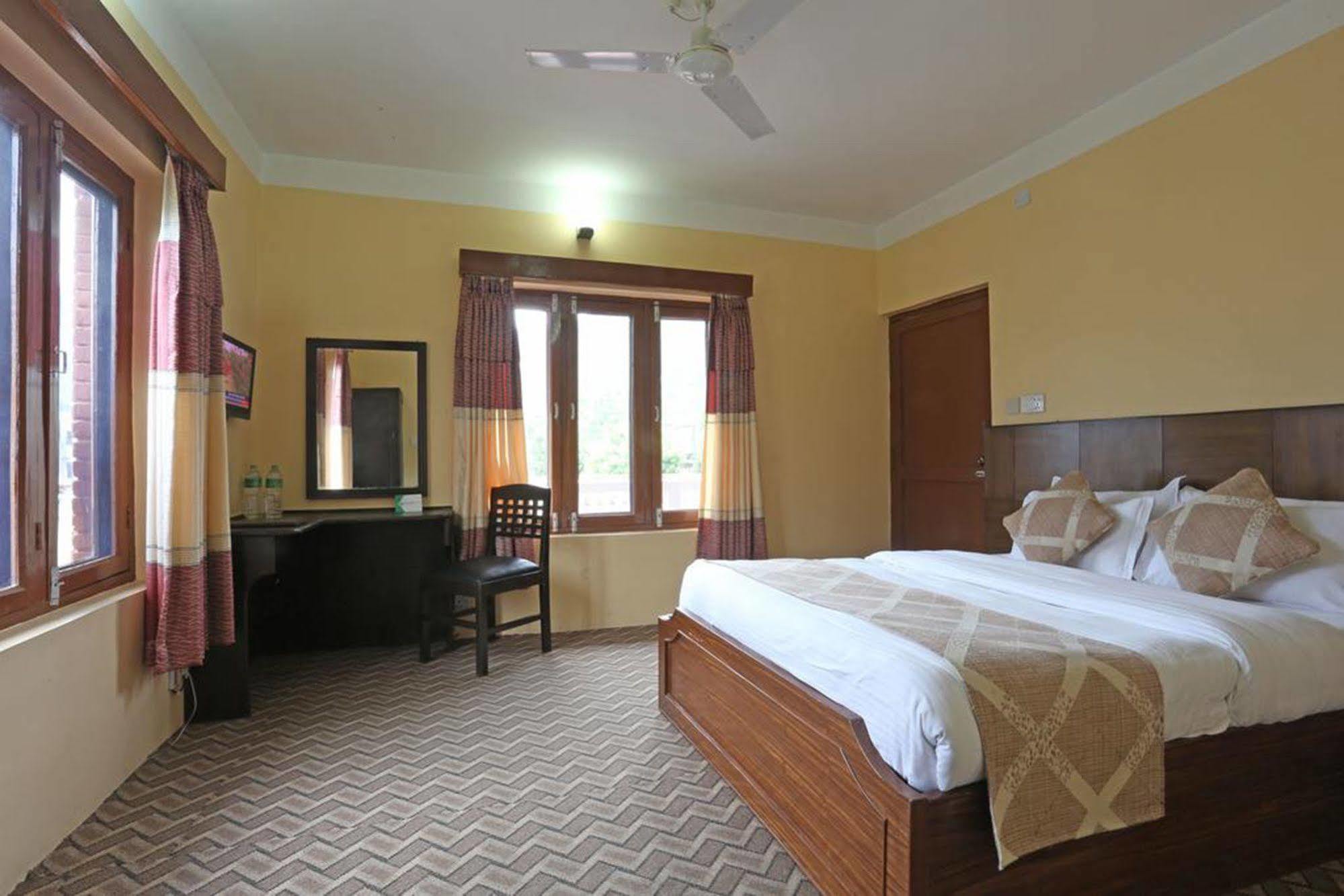Hotel Peninsula Pokhara Buitenkant foto