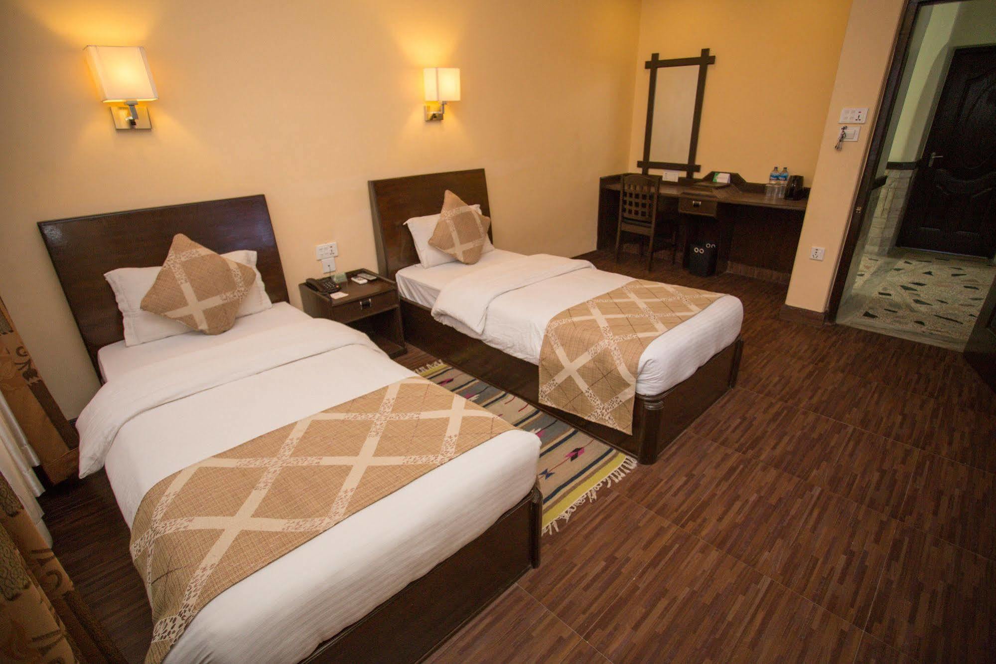 Hotel Peninsula Pokhara Buitenkant foto