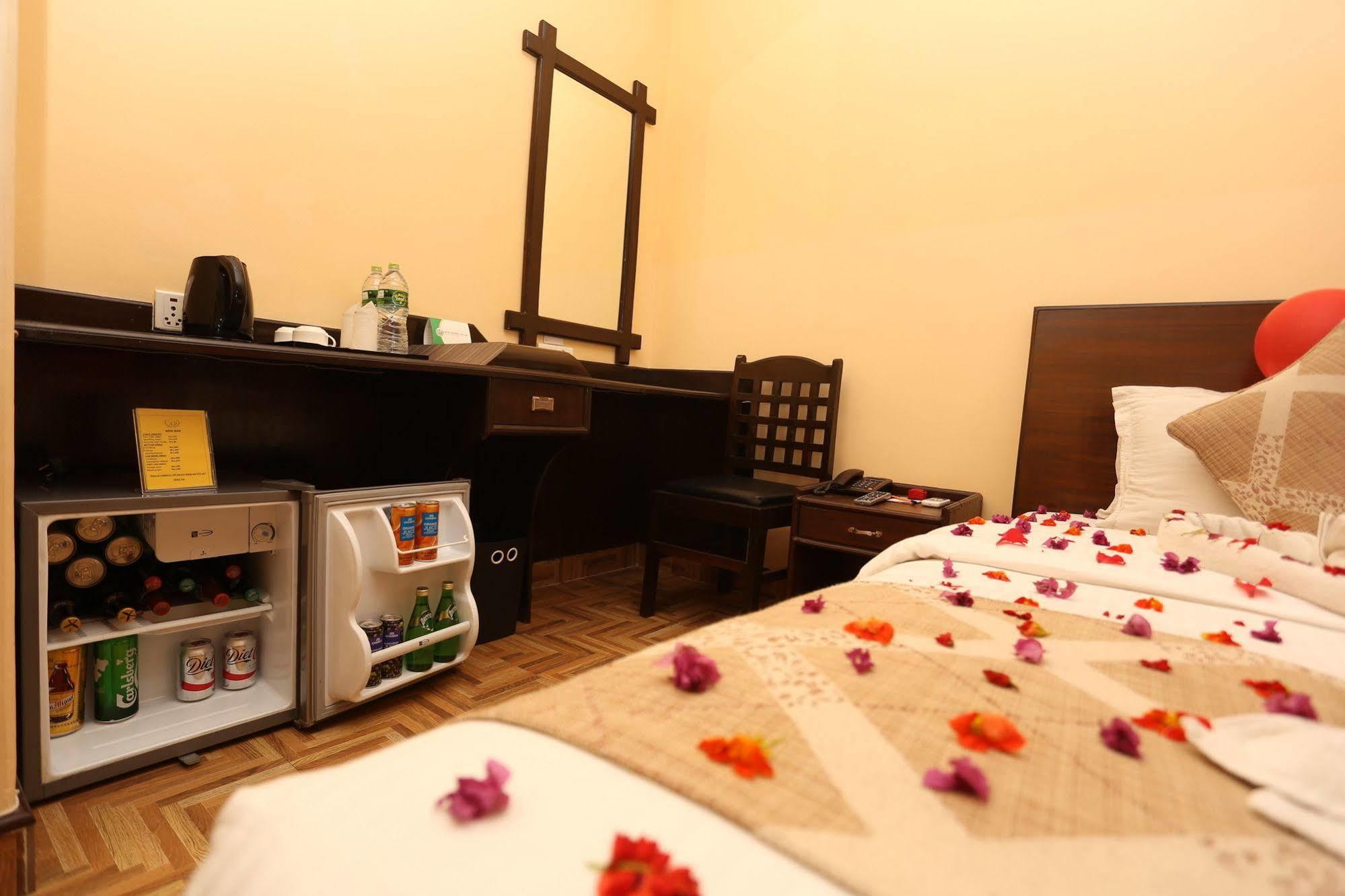 Hotel Peninsula Pokhara Buitenkant foto