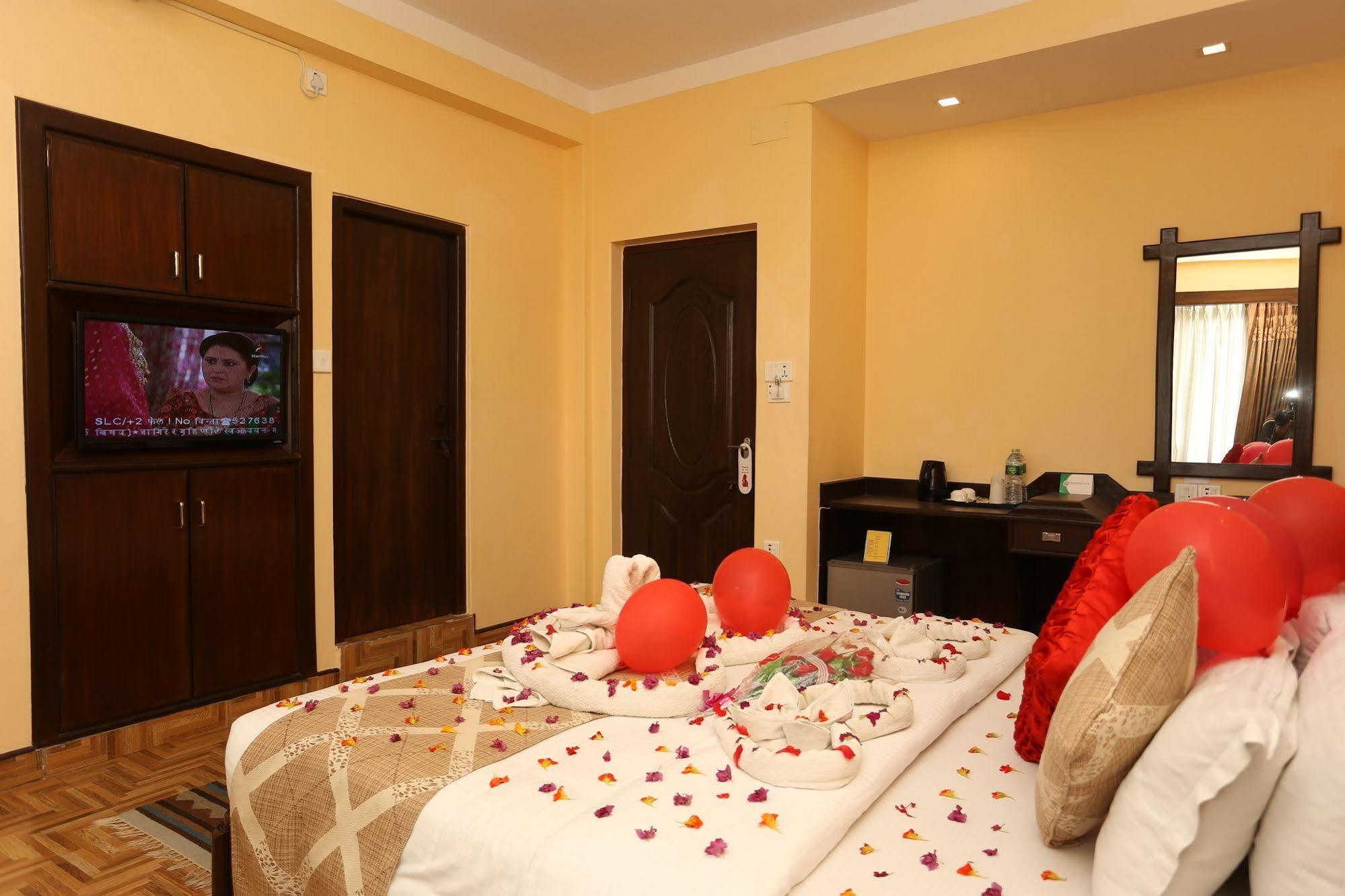 Hotel Peninsula Pokhara Buitenkant foto