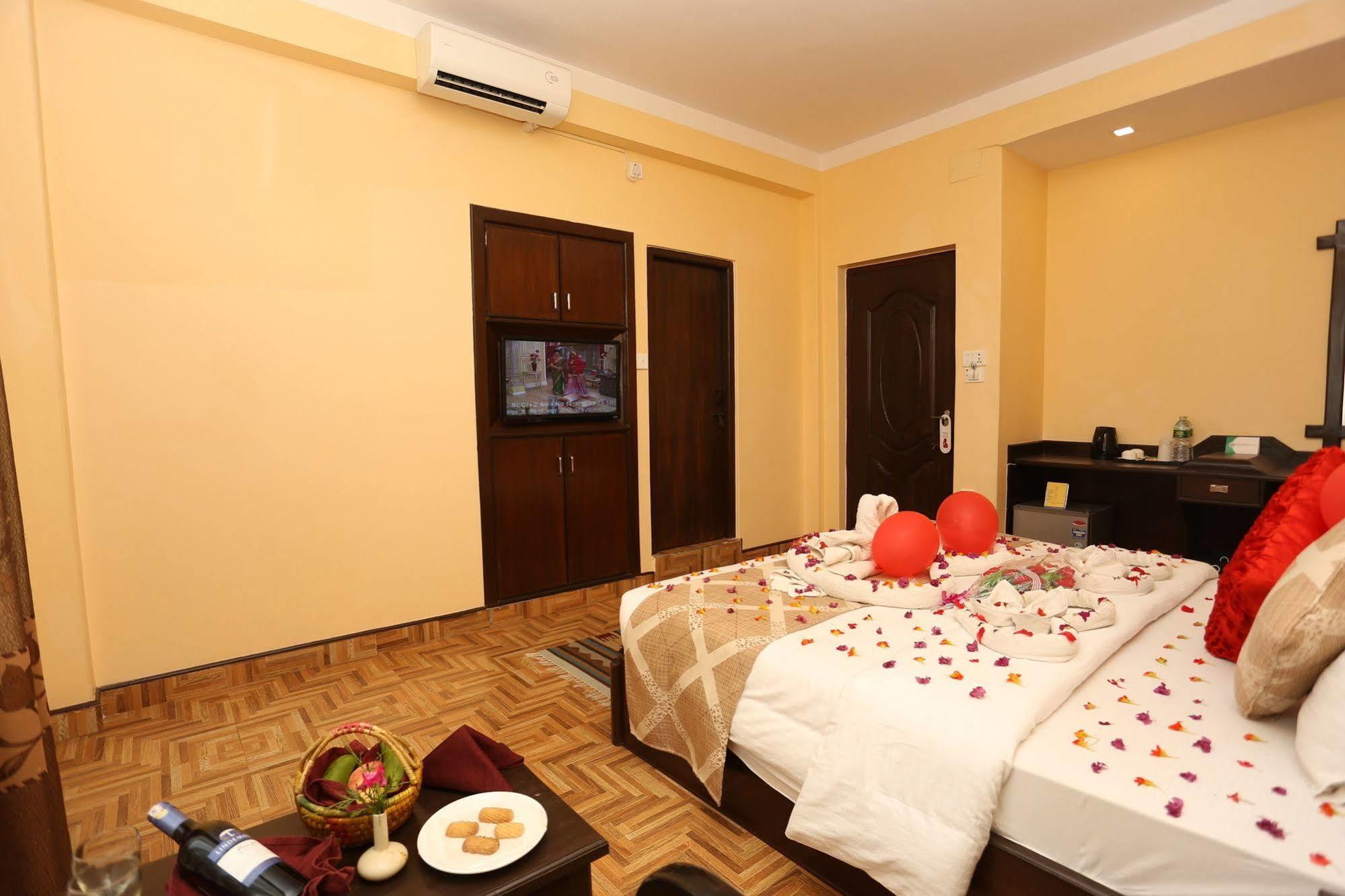 Hotel Peninsula Pokhara Buitenkant foto