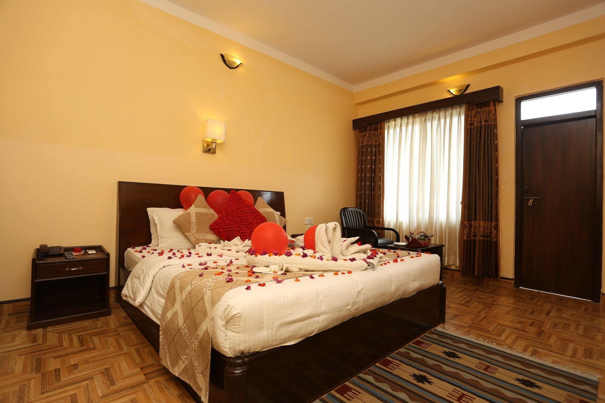 Hotel Peninsula Pokhara Buitenkant foto