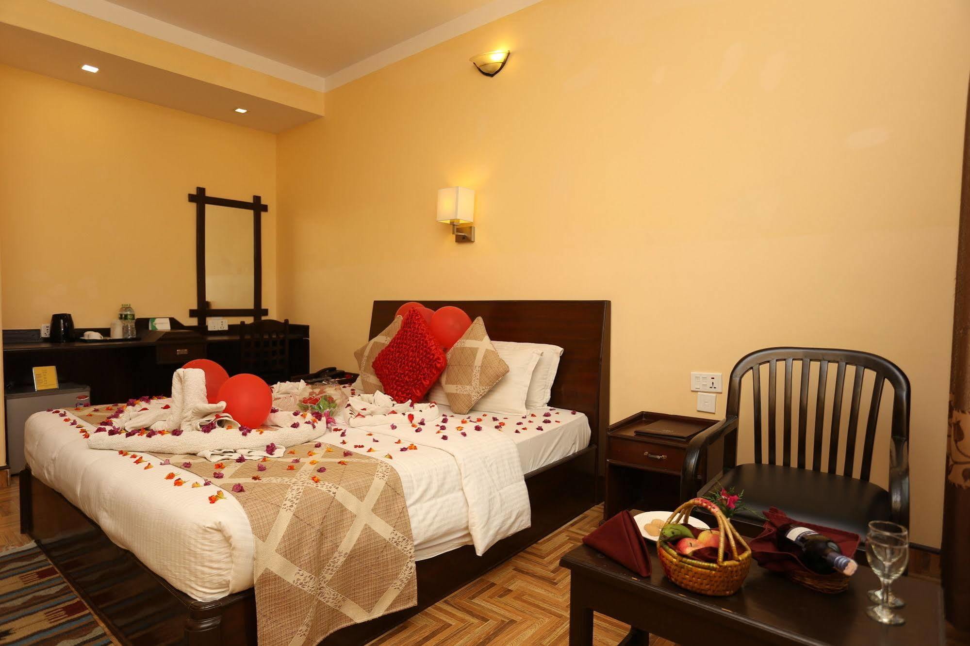 Hotel Peninsula Pokhara Buitenkant foto