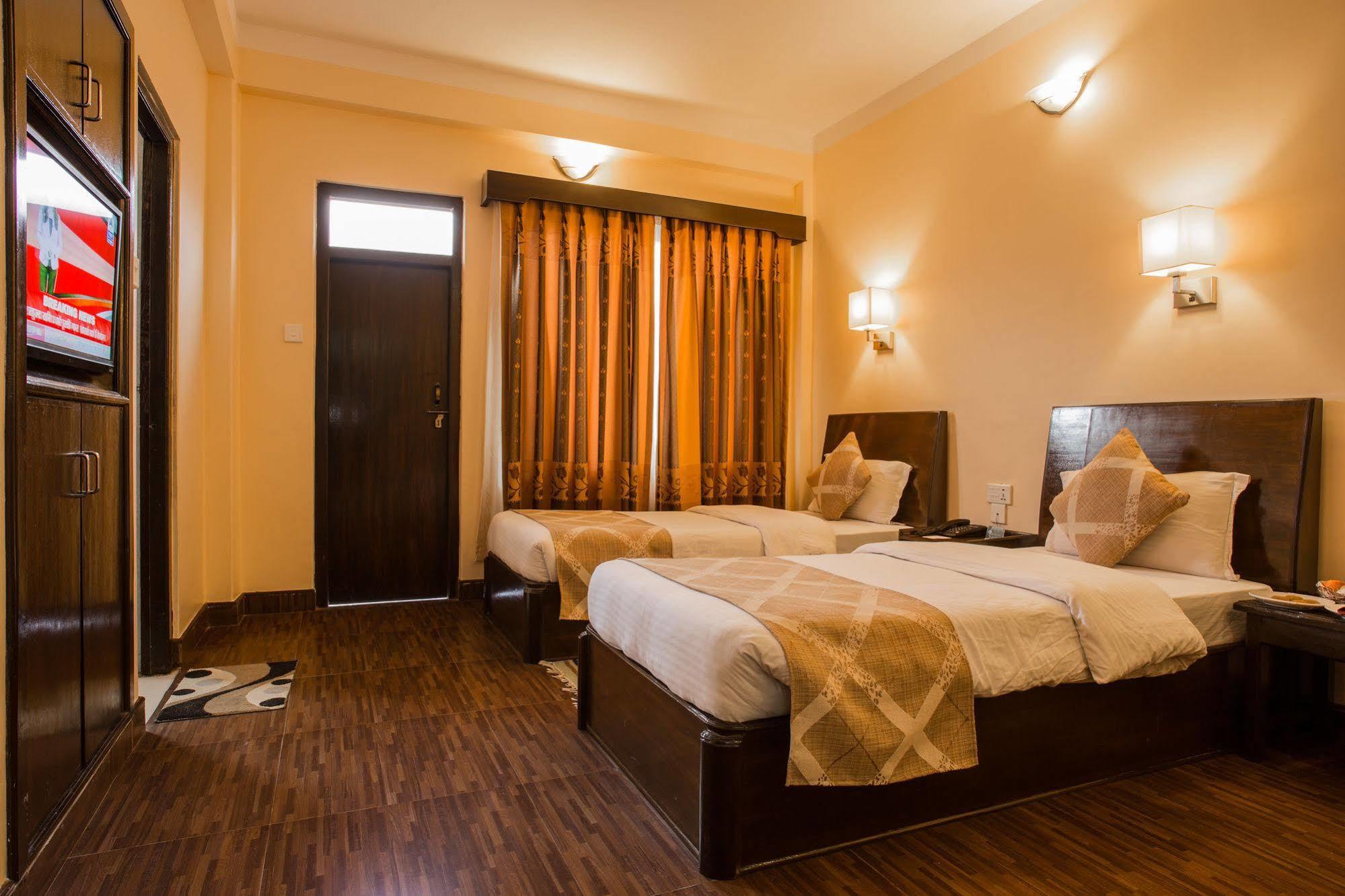 Hotel Peninsula Pokhara Buitenkant foto