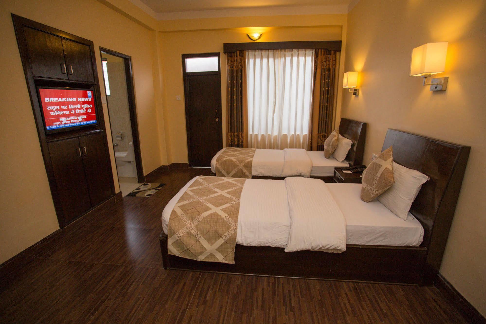 Hotel Peninsula Pokhara Buitenkant foto