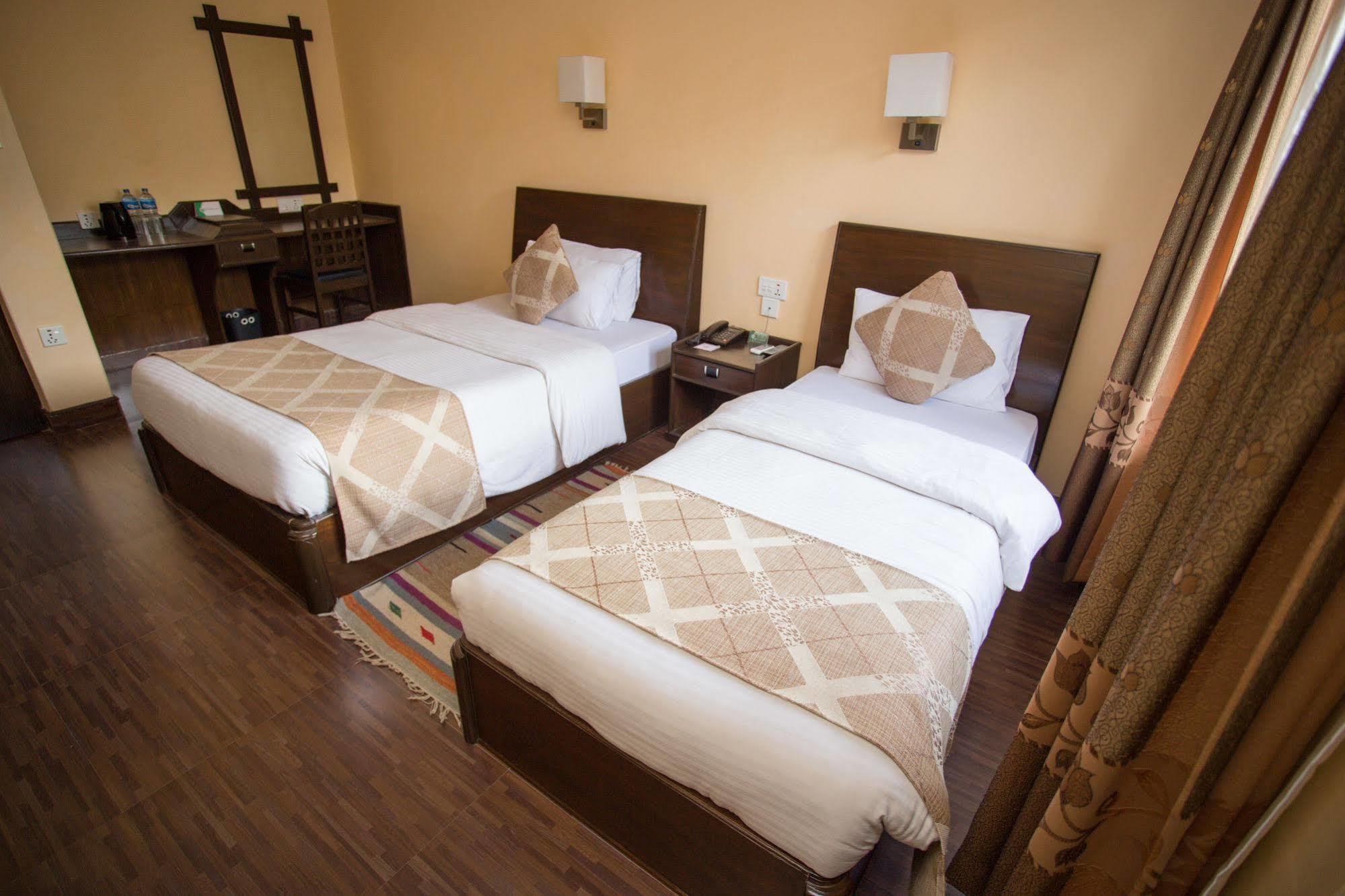 Hotel Peninsula Pokhara Buitenkant foto